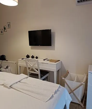 Limis Hotel *